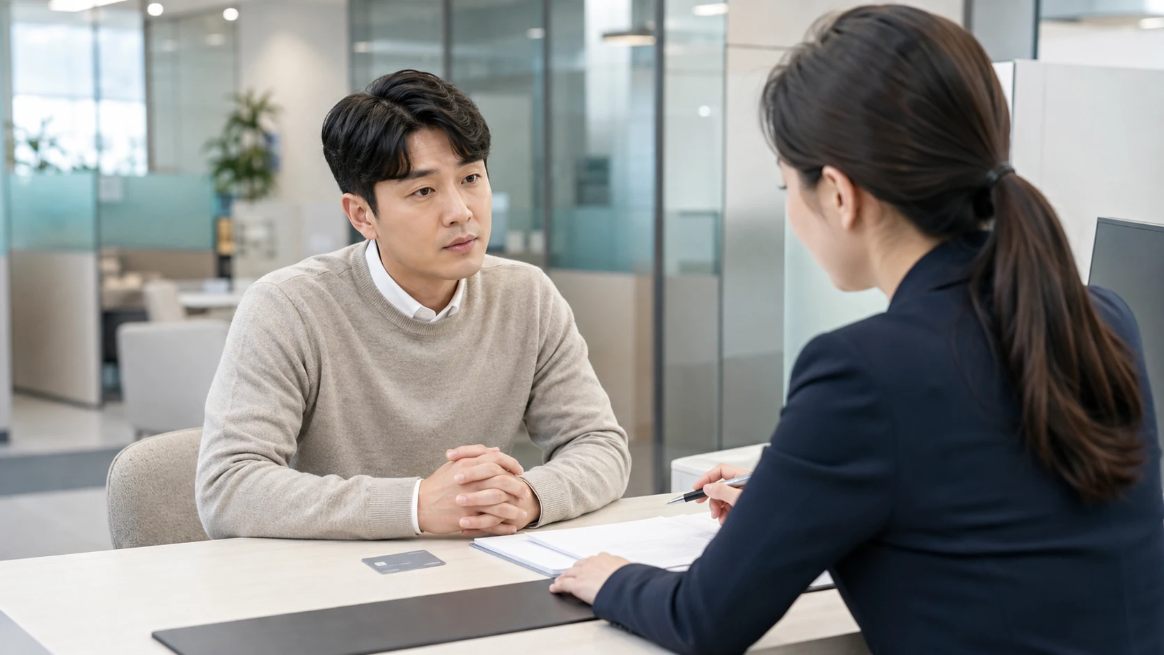 개인회생 면책 후 신용정보 삭제 조건과 상환 부담을 비교하는 모습